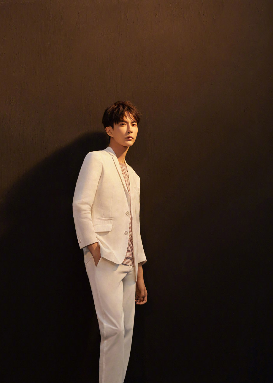 高清新疆乌鲁木齐男明星于朦胧西装白鞋出席某活动现场写真图片图片