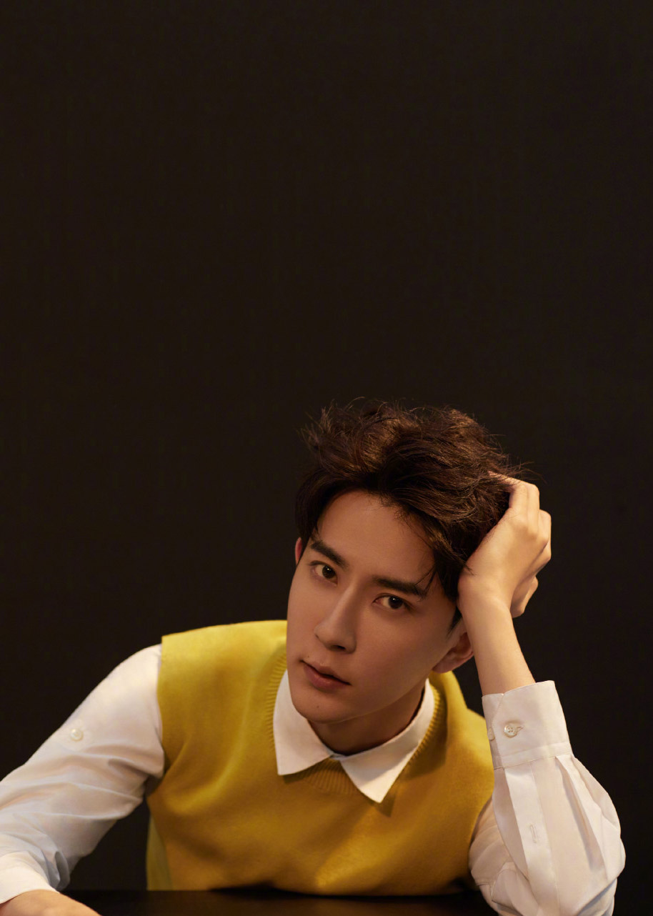 高清新疆乌鲁木齐男明星于朦胧西装白鞋出席某活动现场写真图片图片