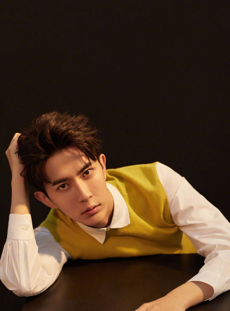 高清新疆乌鲁木齐男明星于朦胧西装白鞋出席某活动现场写真图片图片