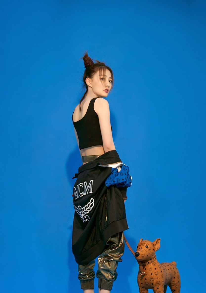中国内地内蒙古呼和浩特女演员徐璐性感牛仔连体装时尚写真高清图片图片