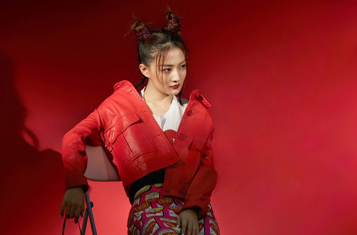 中国内地内蒙古呼和浩特女演员徐璐性感牛仔连体装时尚写真高清图片图片