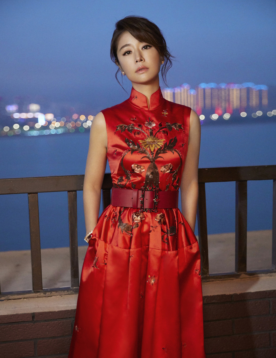 林心如碎花长裙性感一字肩活动图片图片