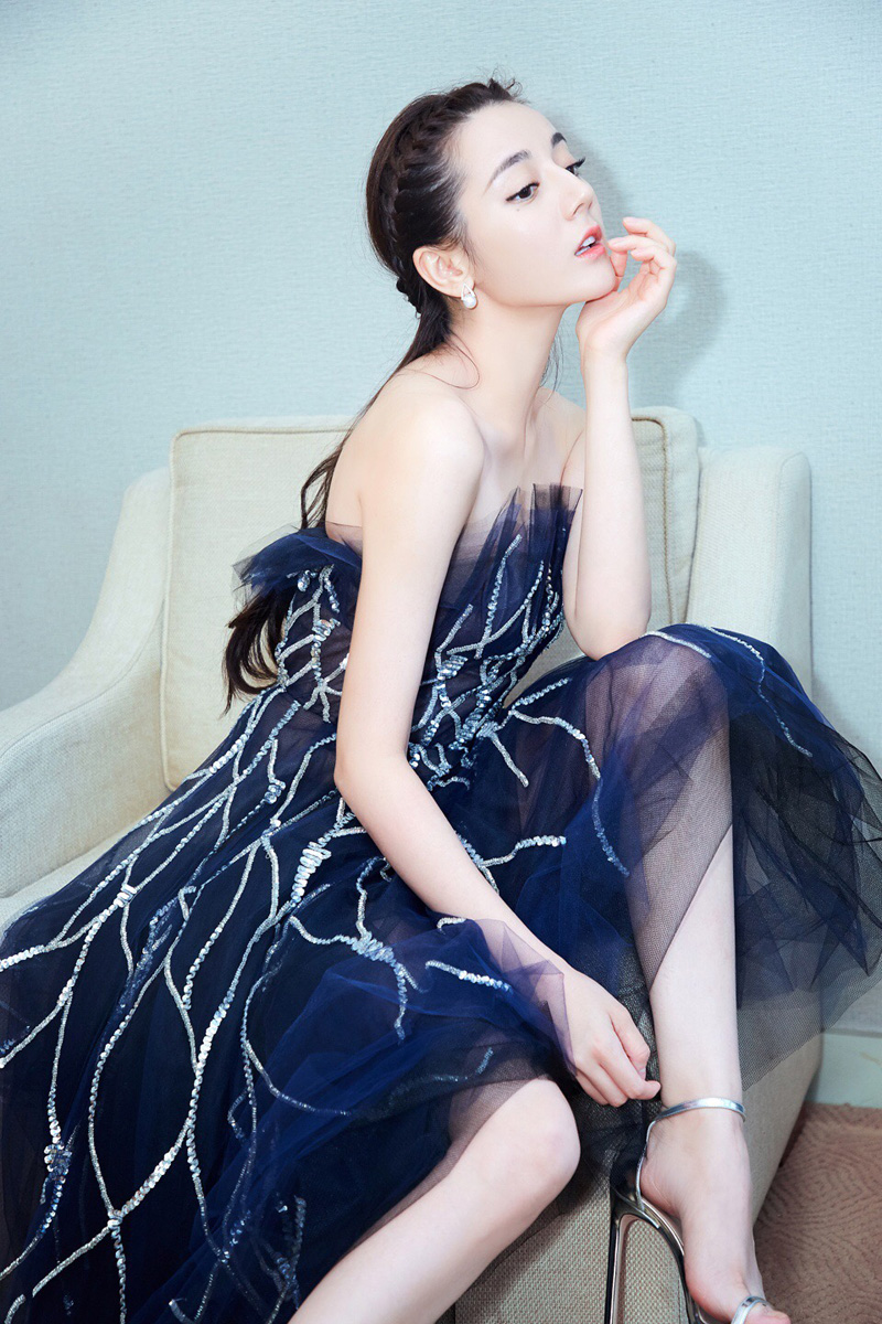 新疆乌鲁木齐美女演员迪丽热巴黑白复古高清桌面壁纸图片