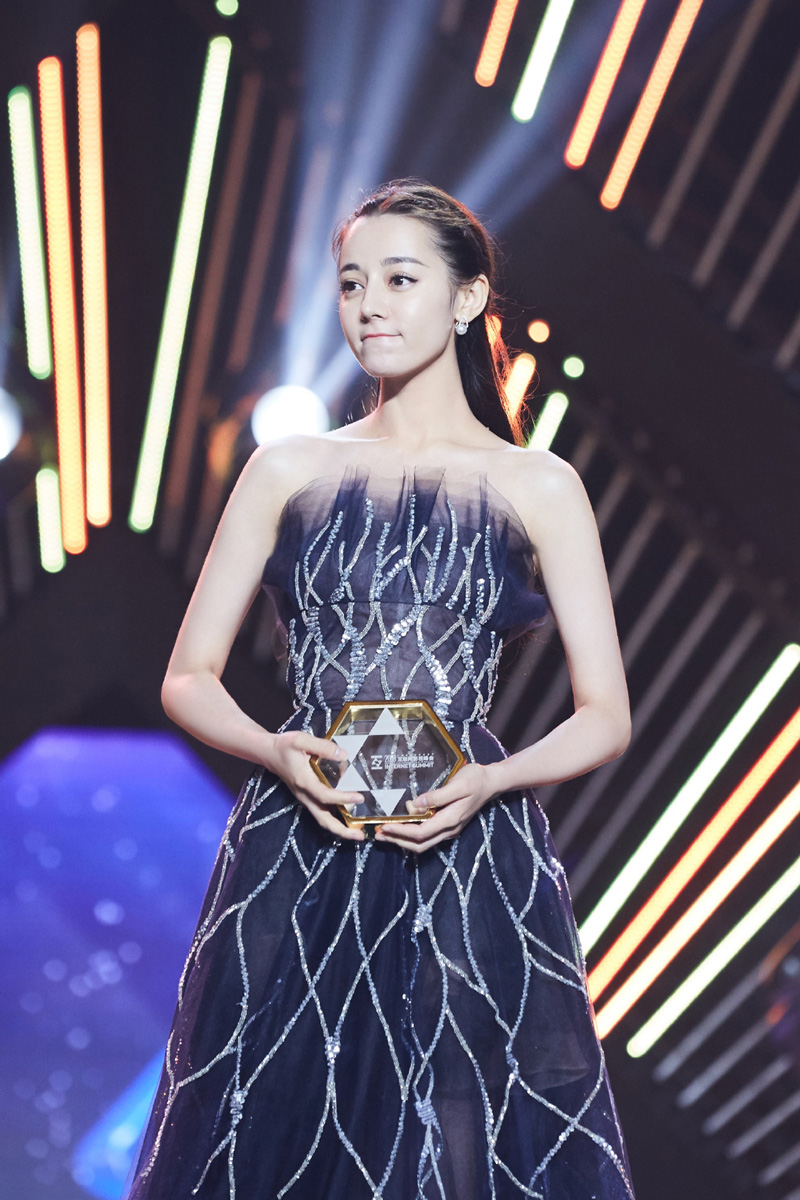 新疆乌鲁木齐美女演员迪丽热巴黑白复古高清桌面壁纸图片