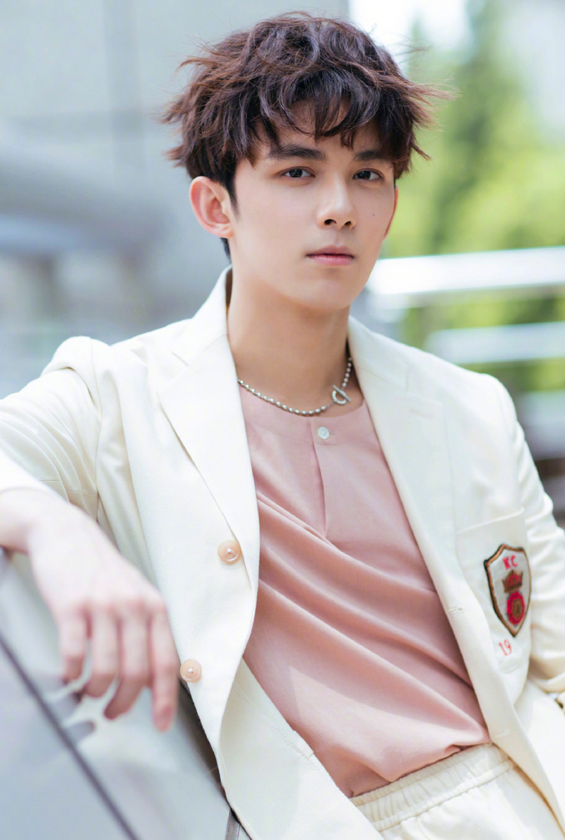 中国内地男演员吴磊黑色西装超帅写真图片图片