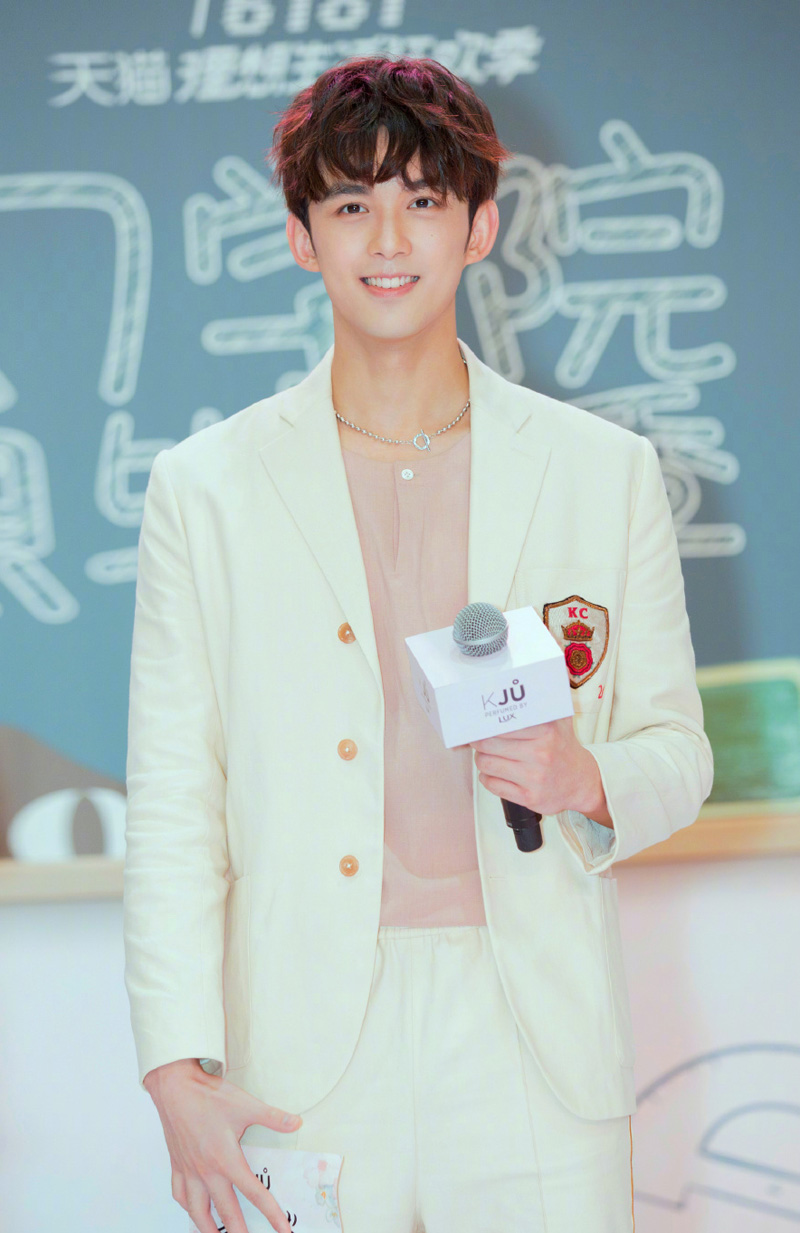 中国内地男演员吴磊时尚帅气写真手机壁纸图片