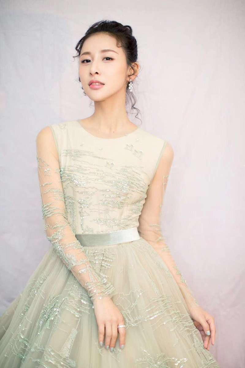 中国内地陕西西安影视女演员歌手贾青高冷写真图片性感至极图片