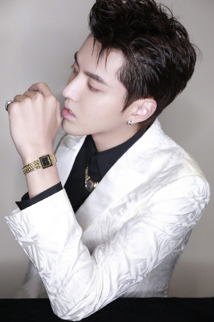 吴亦凡帅气图片 吴亦凡杂志封面写真图片