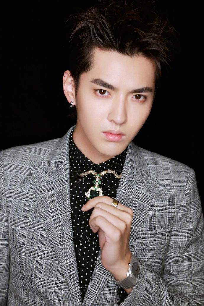 高清广州男明星吴亦凡黑色西服帅气图片图片