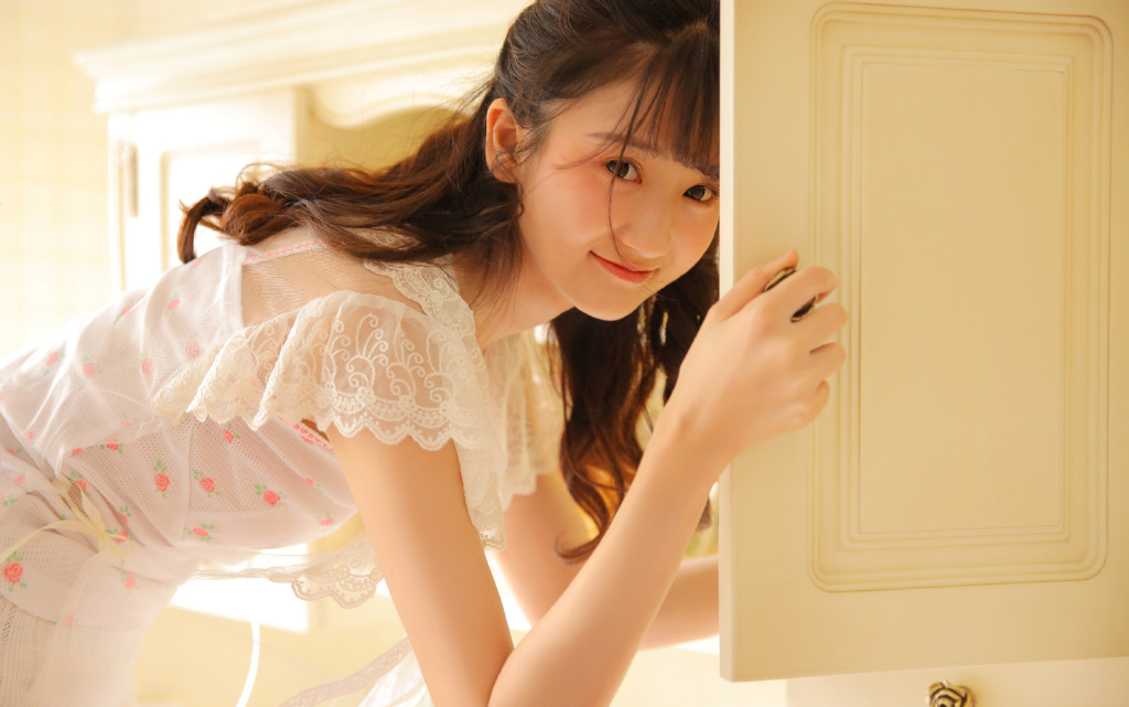 极品美女吊带短裤白丝袜诱惑写真图片