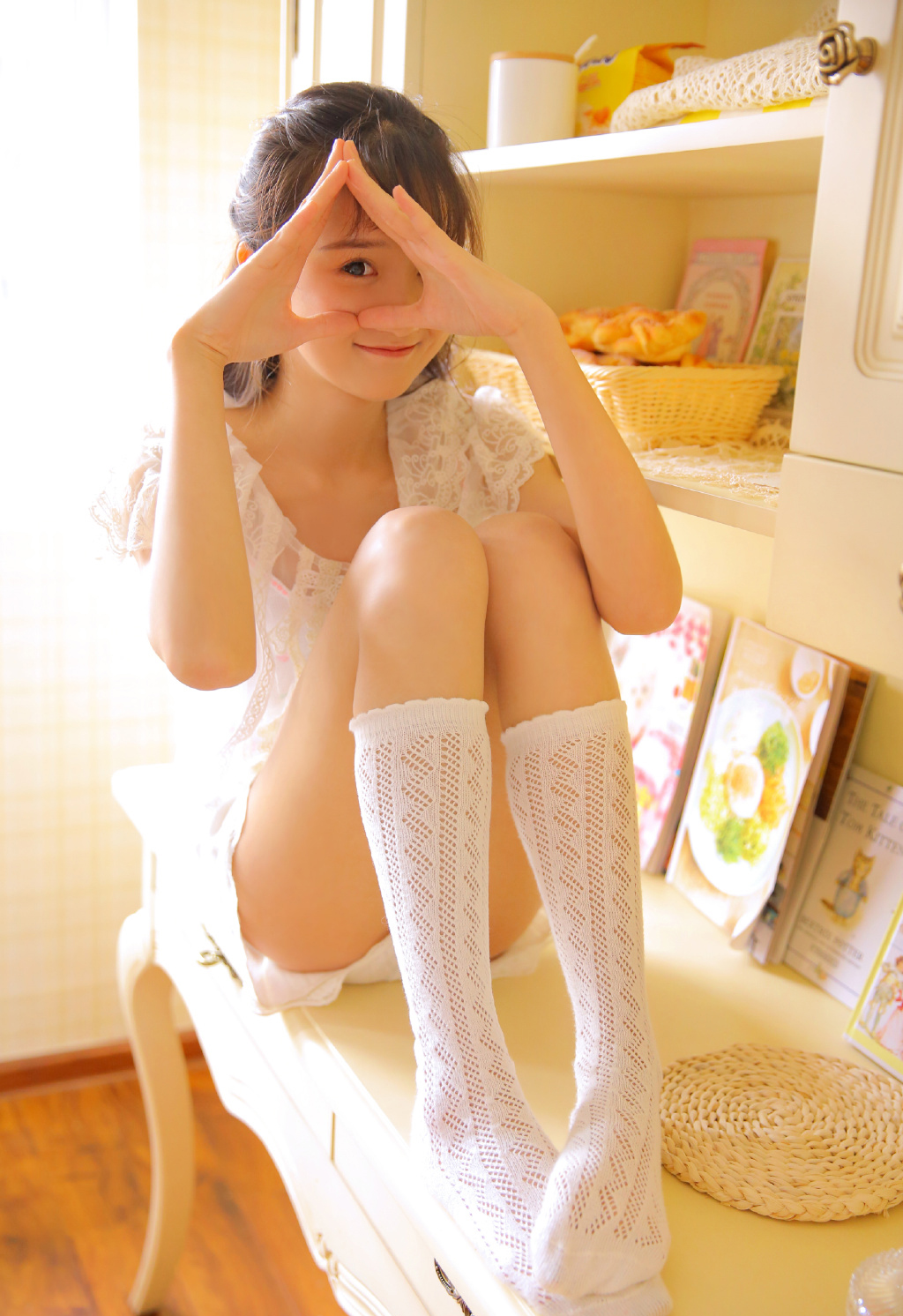 极品美女吊带短裤白丝袜诱惑写真图片