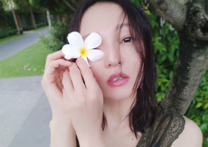 赵雅芝户外花园唯美优雅时尚大片写真图片
