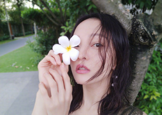 赵雅芝户外花园唯美优雅时尚大片写真图片