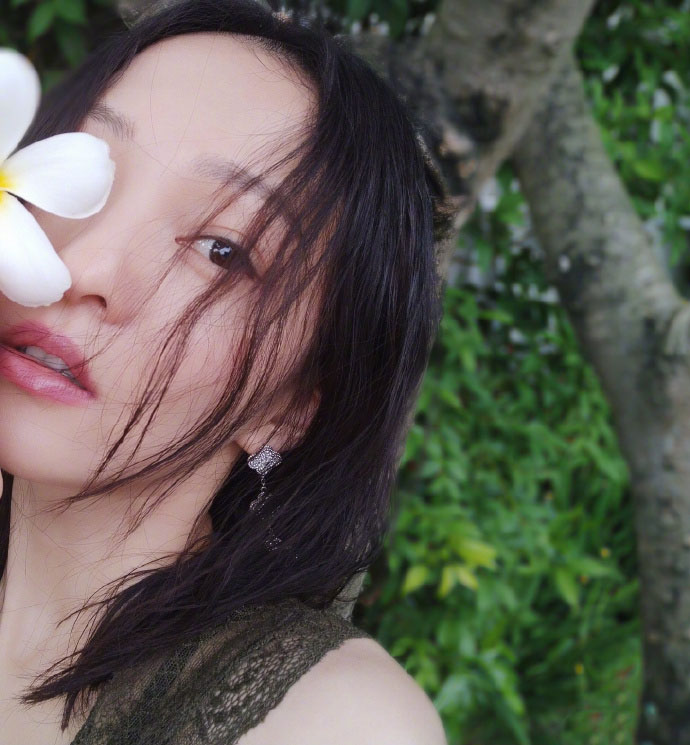 赵雅芝户外花园唯美优雅时尚大片写真图片