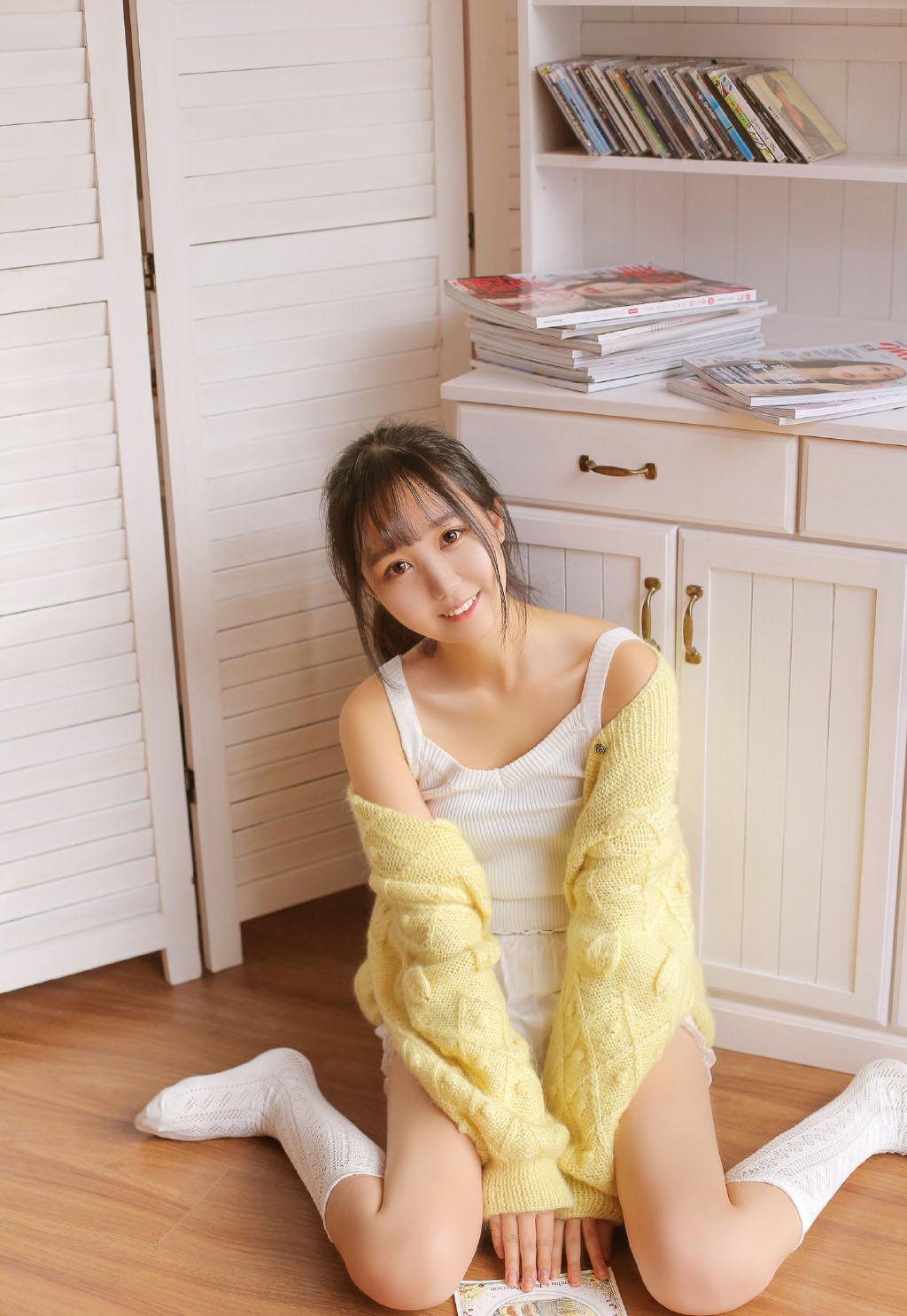 极品美女吊带短裤白丝袜诱惑写真图片