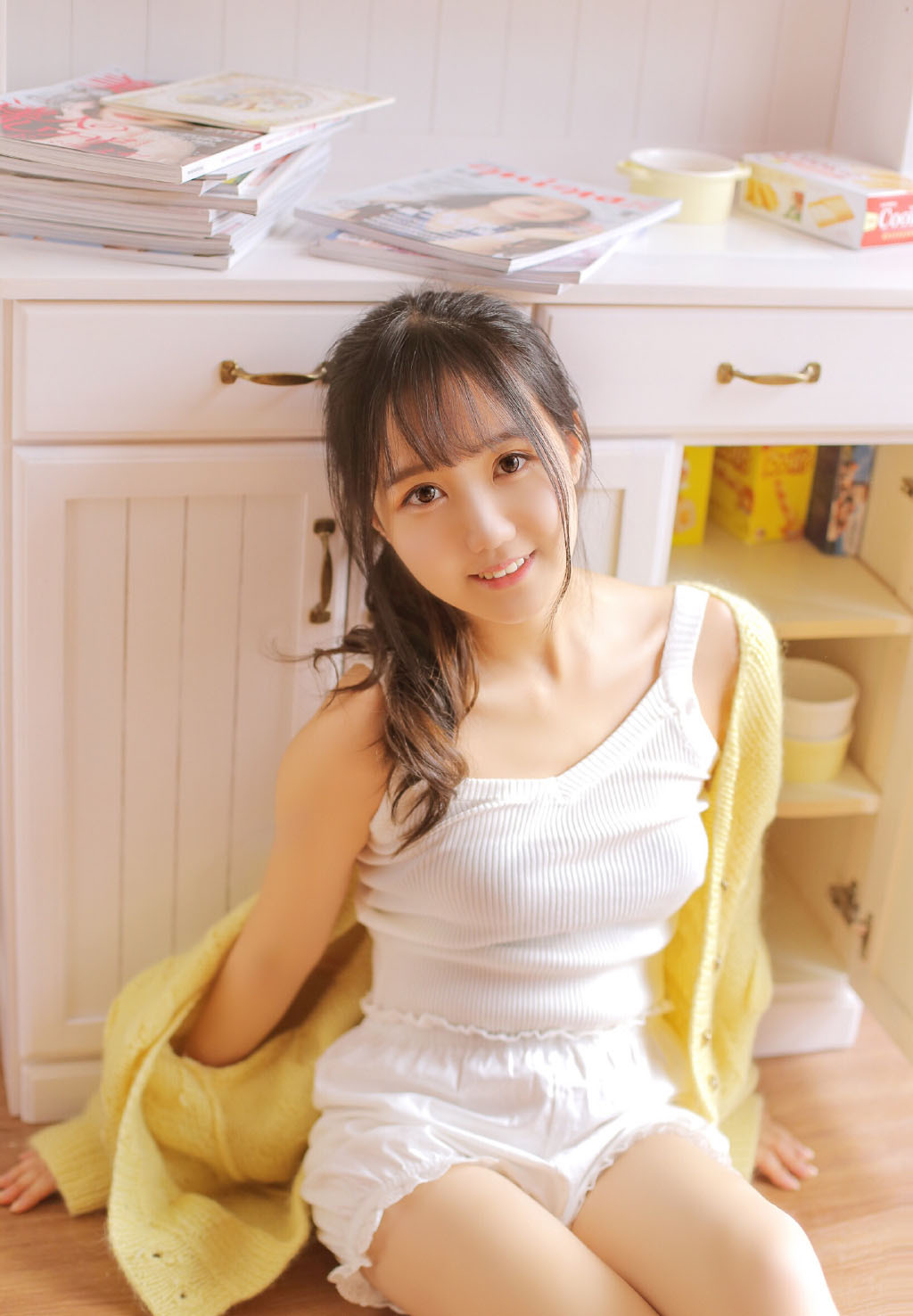 极品美女吊带短裤白丝袜诱惑写真图片