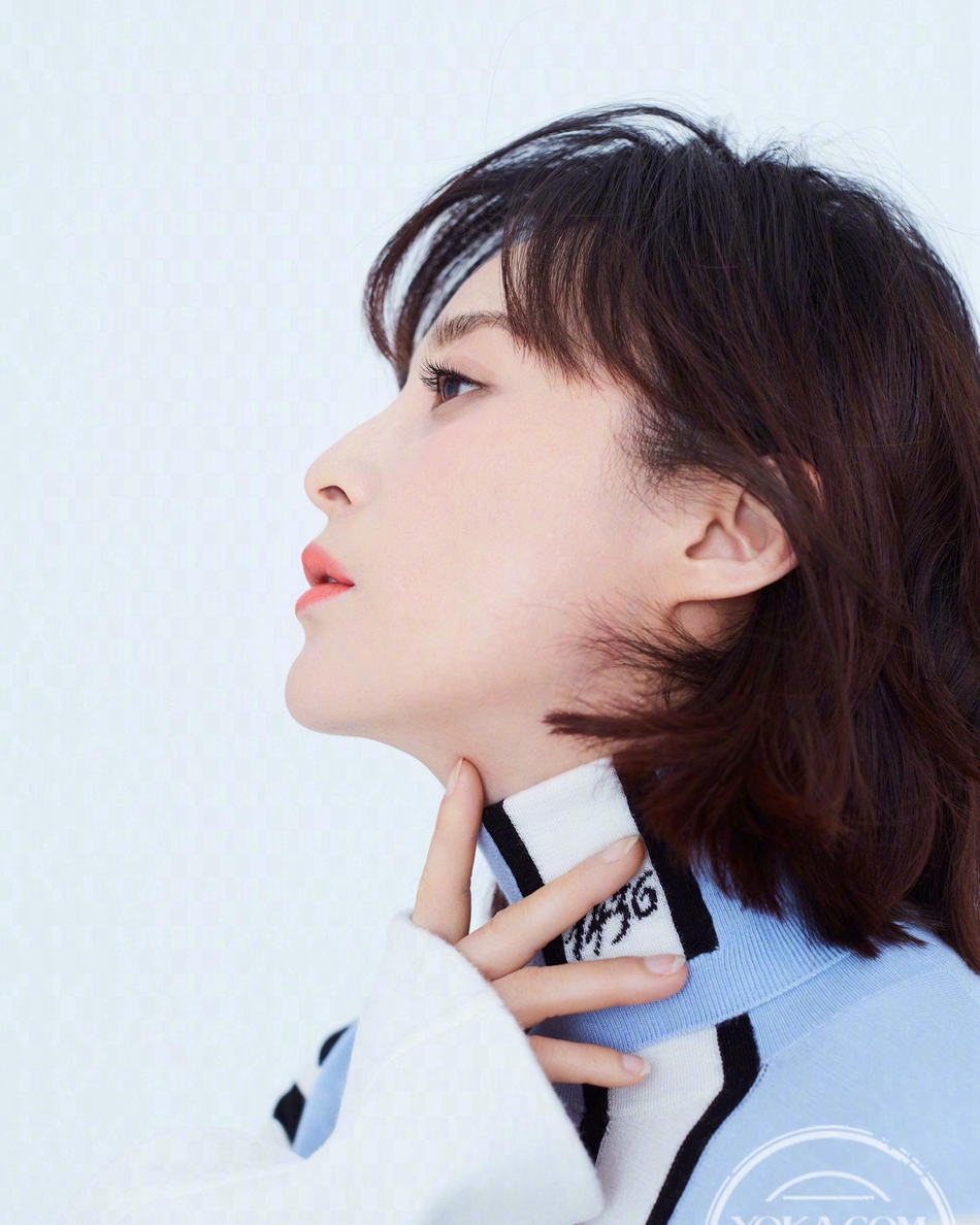 中国内地重庆市南岸女演员蒋勤勤最新性感写真深V低胸露背开叉长裙露美腿销魂姿势诱惑图集图片