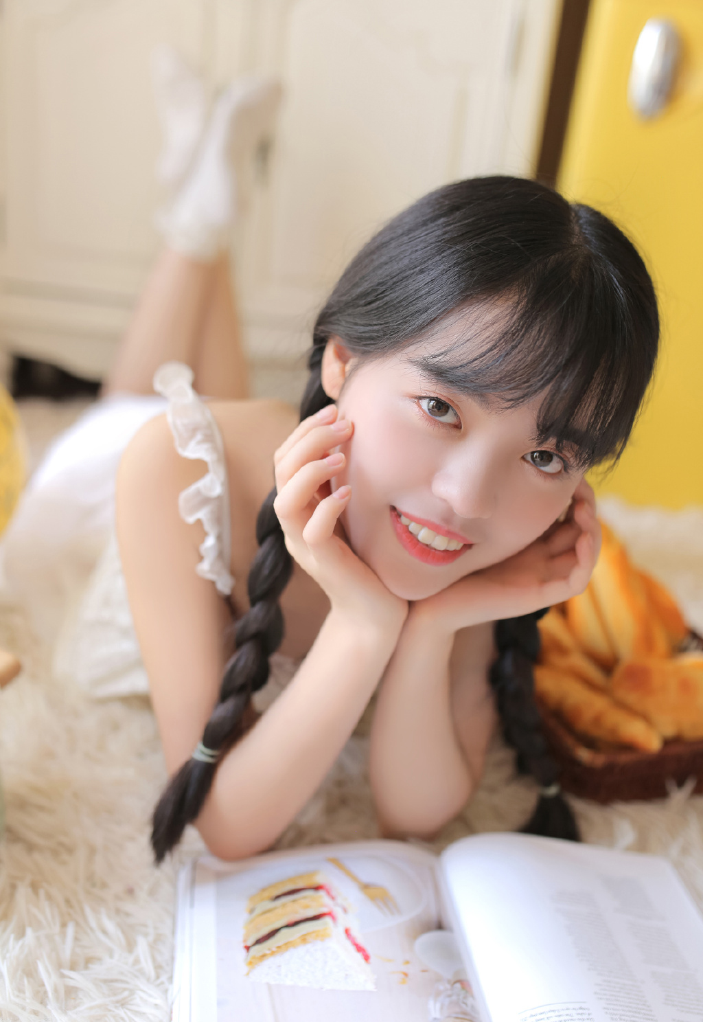极品美女吊带短裤白丝袜诱惑写真图片