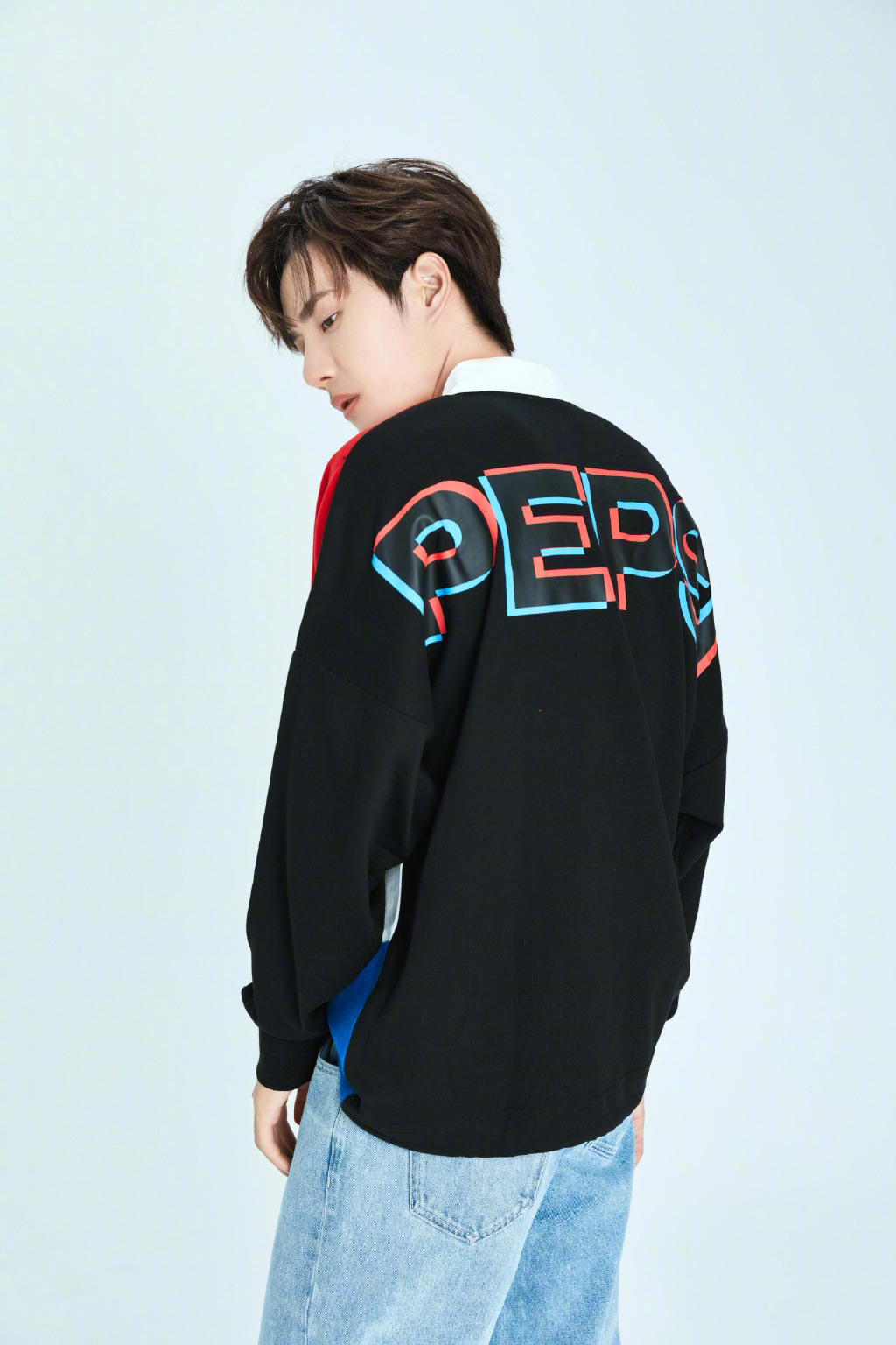 王一博冷峻型男最新白衣写真高清图片图片