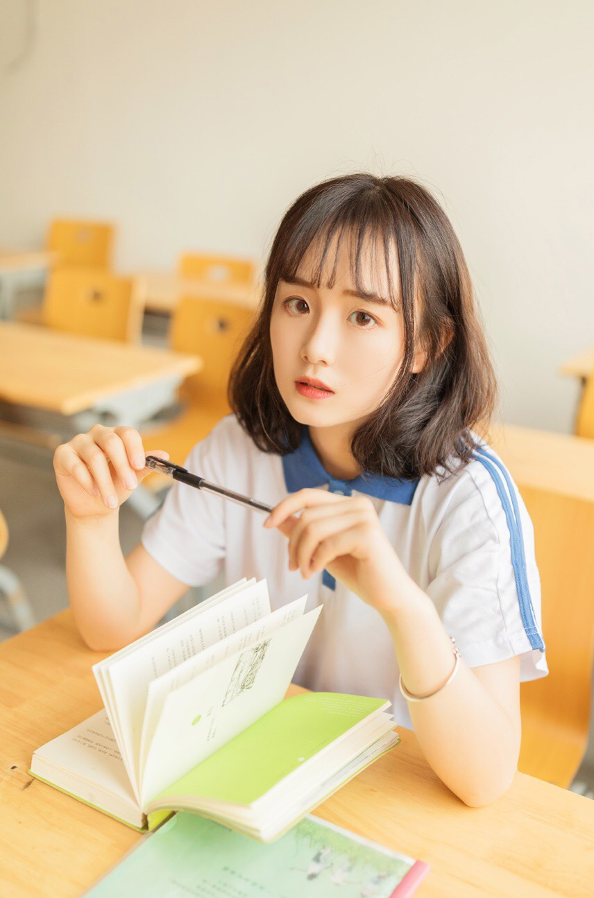最漂亮萌妹教室美女美艳制服诱惑写真图片