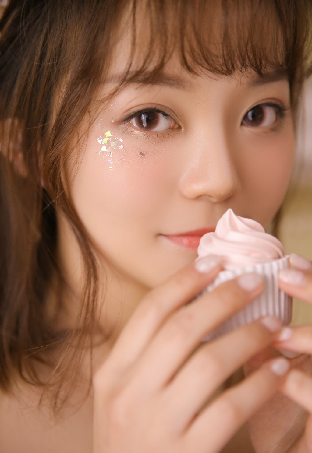高清哈尔滨新生代女演员张天爱最新时尚杂志封面写真图片图片