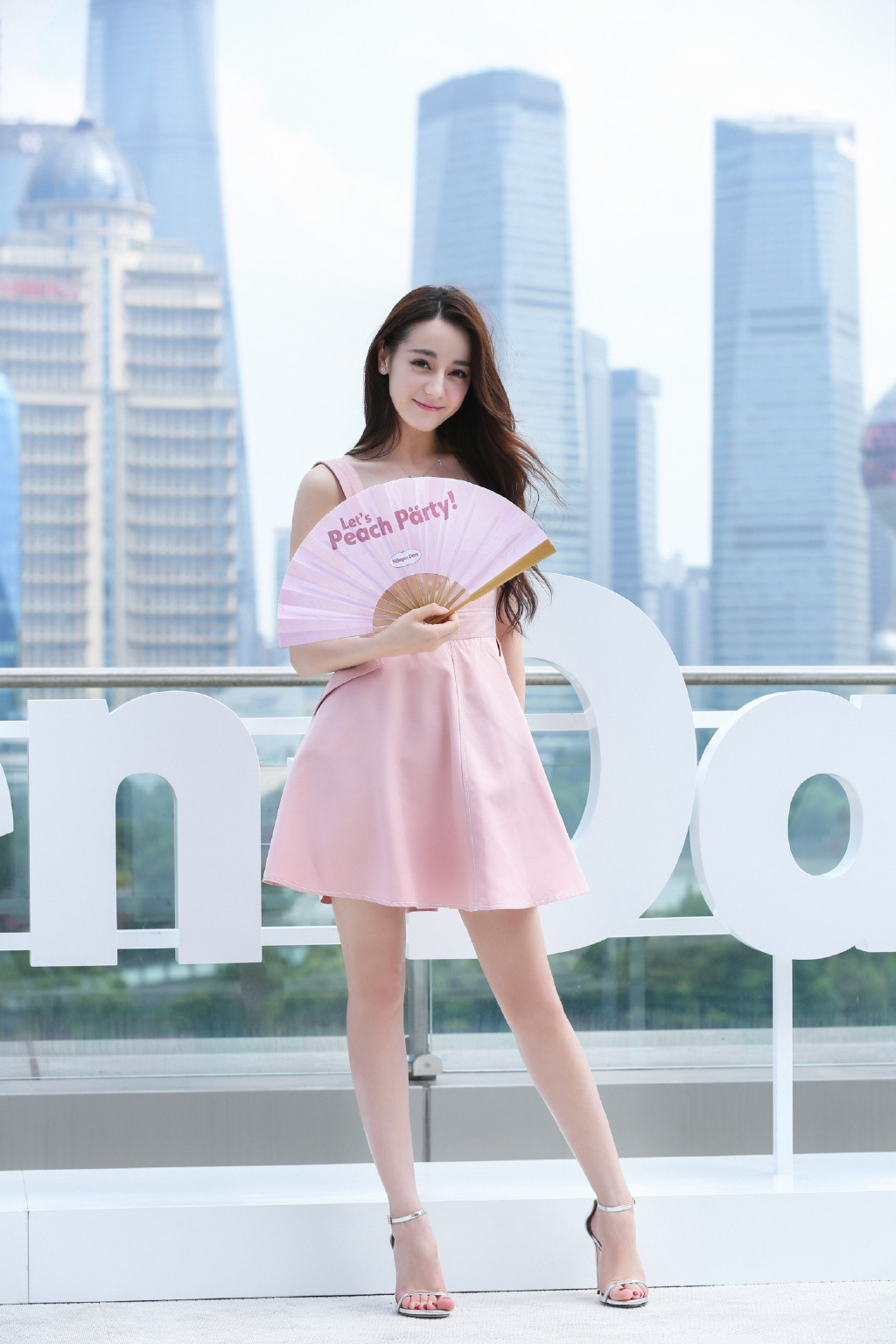 新疆乌鲁木齐美女演员迪丽热巴性感抹胸裙写真桌面壁纸图片
