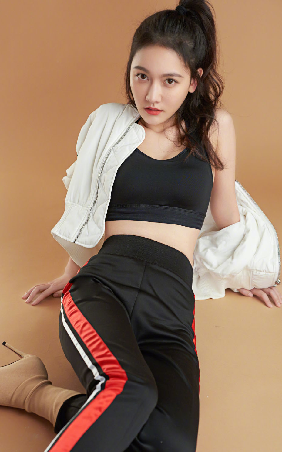 内地重庆渝中女演员孙骁骁灵动甜美丸子头写真高清图片图片