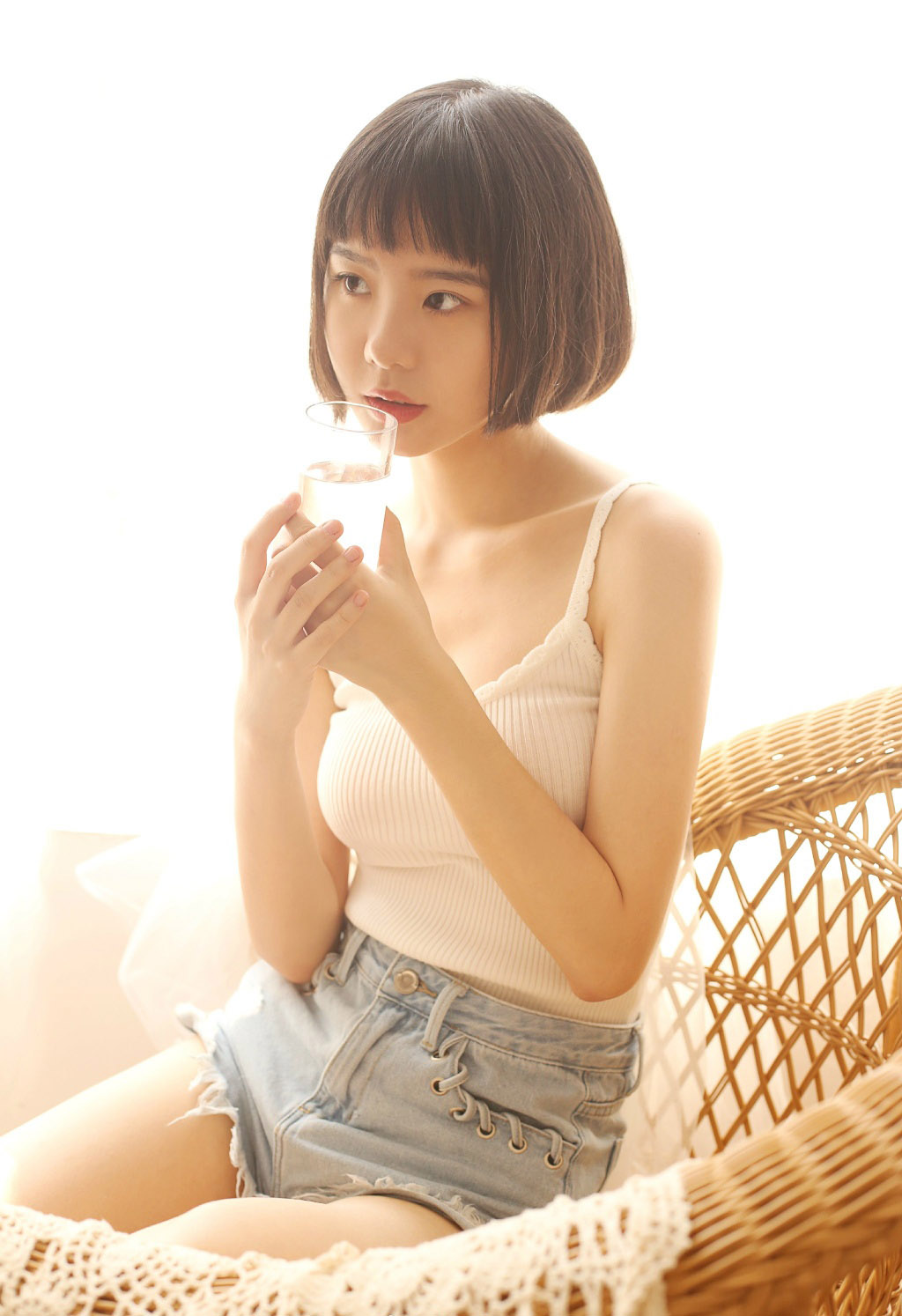 高清最流行女裤性感御姐美女吊带白丝美腿热裤惹火写真图片