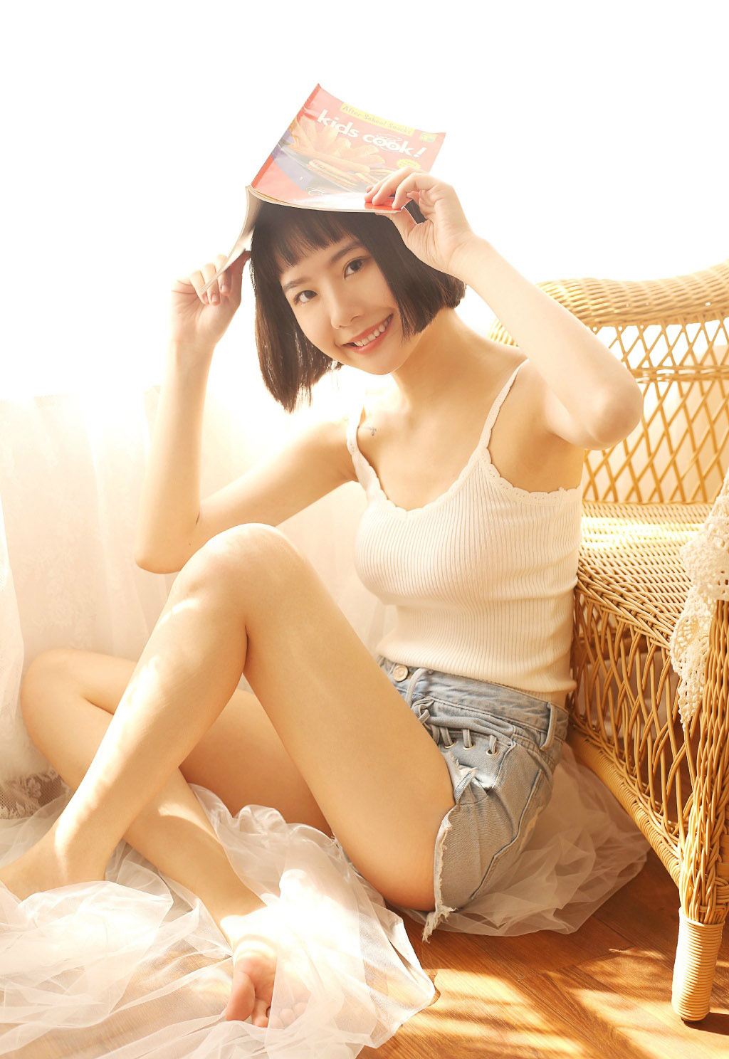 高清最流行女裤性感御姐美女吊带白丝美腿热裤惹火写真图片