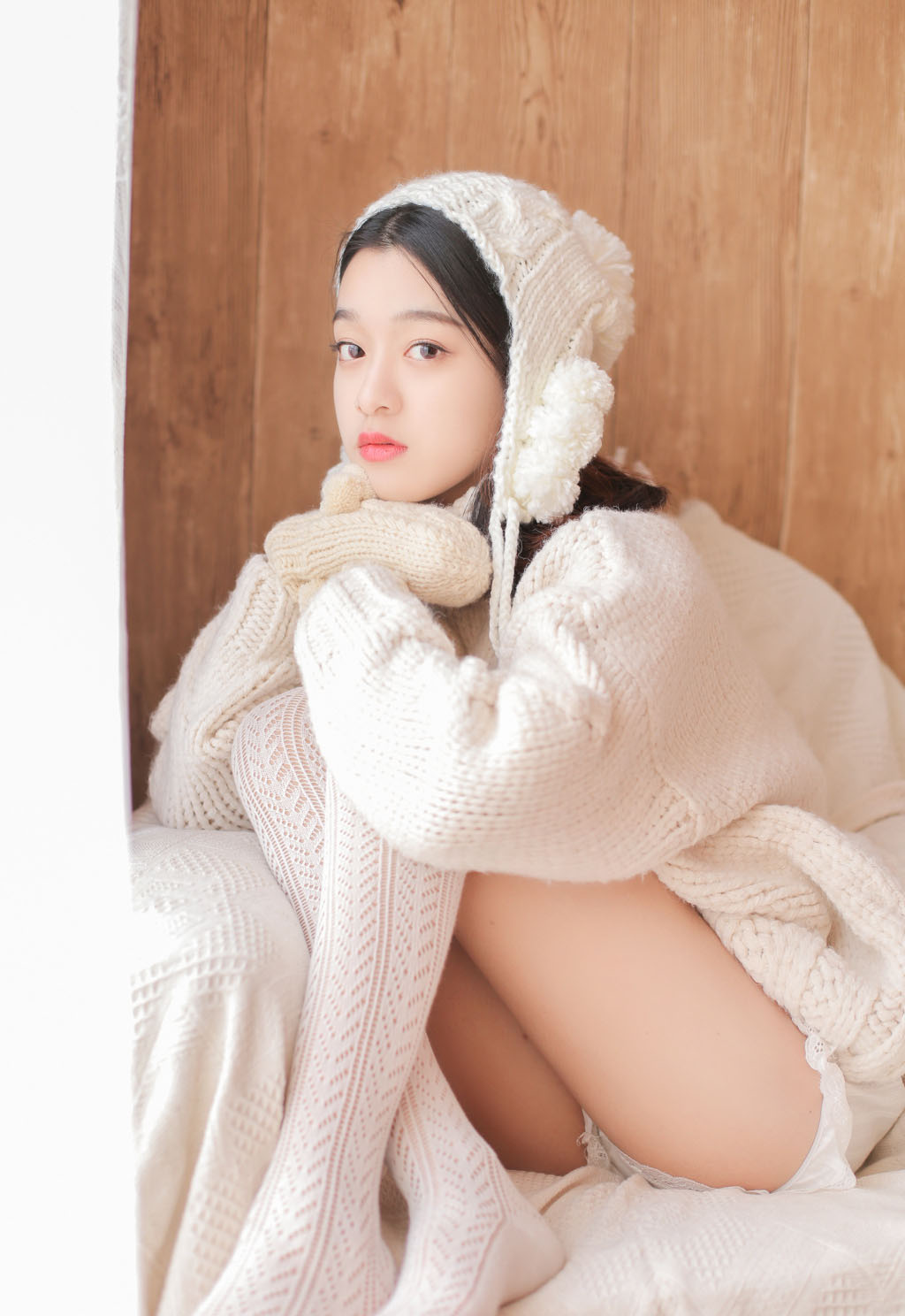 高清最流行女裤性感御姐美女吊带白丝美腿热裤惹火写真图片