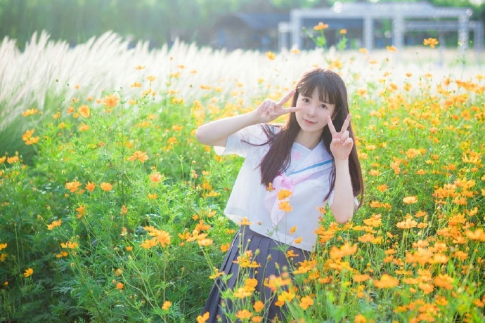尹恩惠果园俏皮甜美写真 娇俏可爱小女生图片