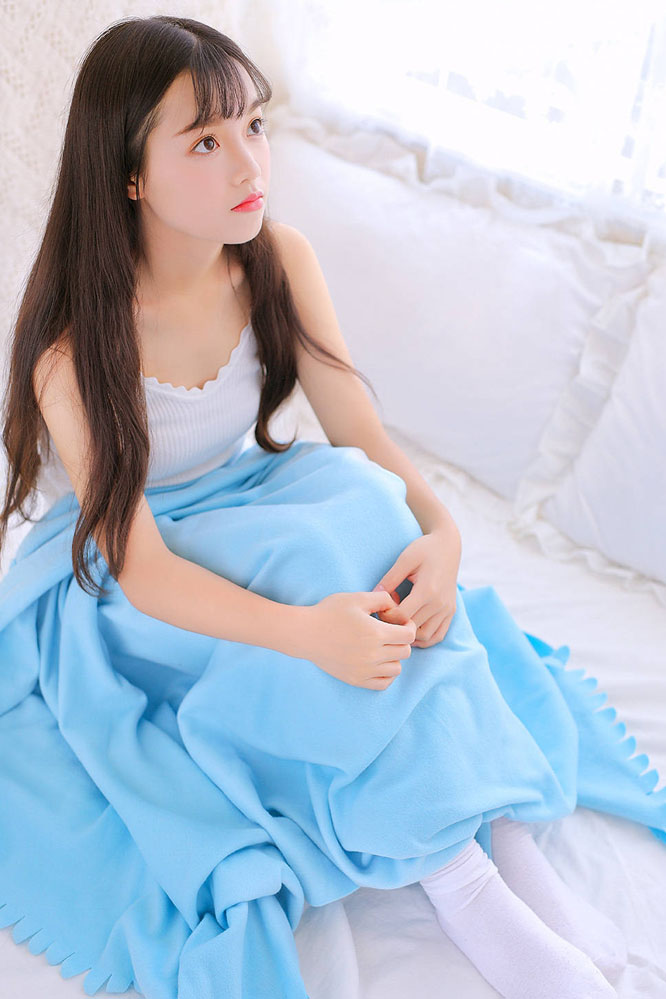 演员何花小清新写真  学生妹清新装扮图片