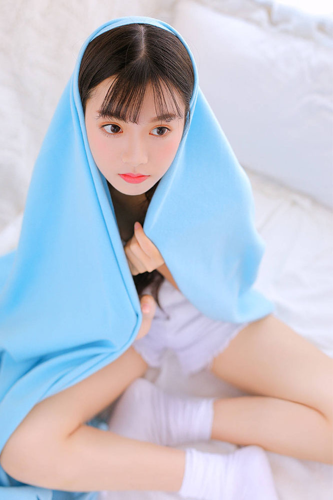 极品美女吊带短裤白丝袜诱惑写真图片