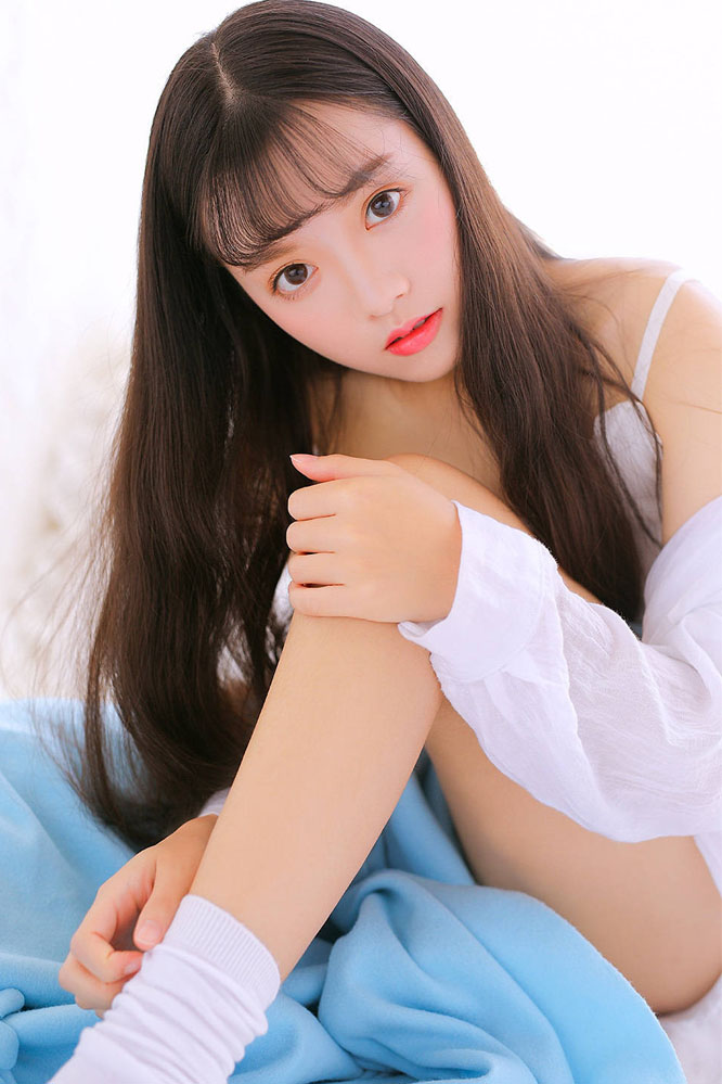 演员何花小清新写真  学生妹清新装扮图片