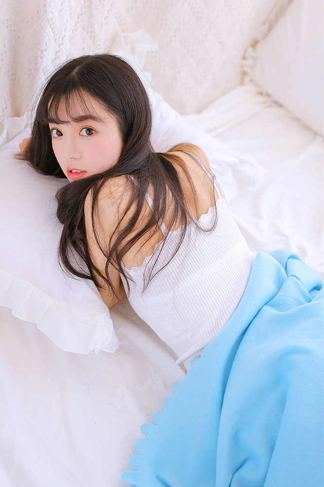 极品美女吊带短裤白丝袜诱惑写真图片