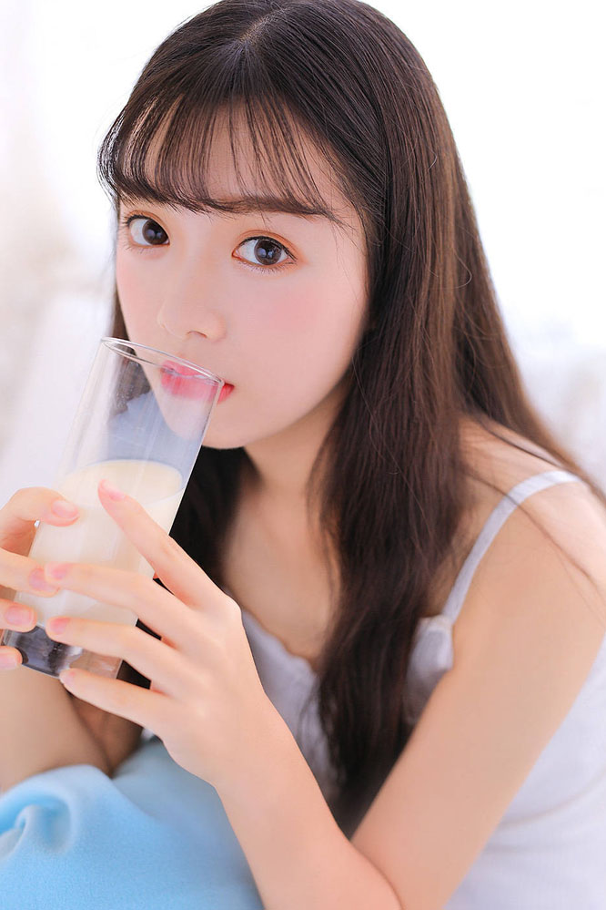 极品美女吊带短裤白丝袜诱惑写真图片