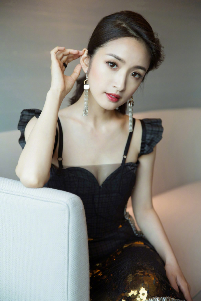 林依晨迷人微醺装时尚杂志写真图片