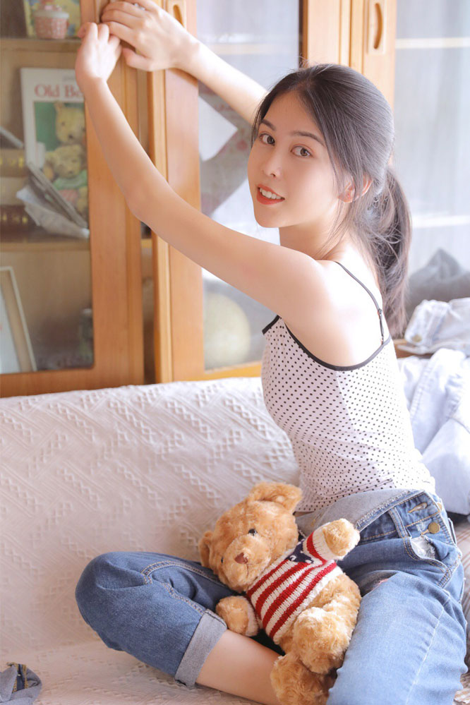 高清00后青春美少女热裤美女吊带锁骨性感私房写真图片