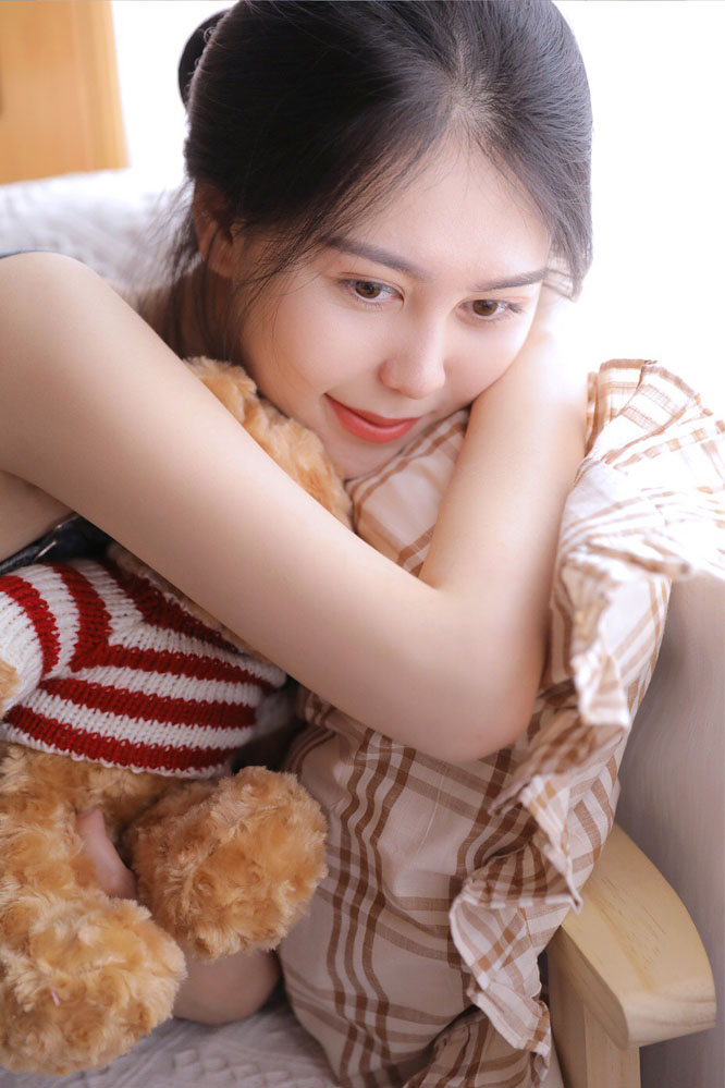 高清00后青春美少女热裤美女吊带锁骨性感私房写真图片