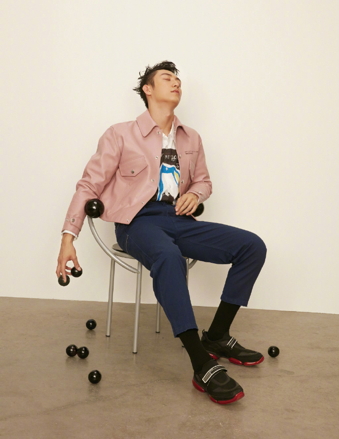 高清辽宁省丹东市男明显黄景瑜时尚杂志写真帅气图片图片