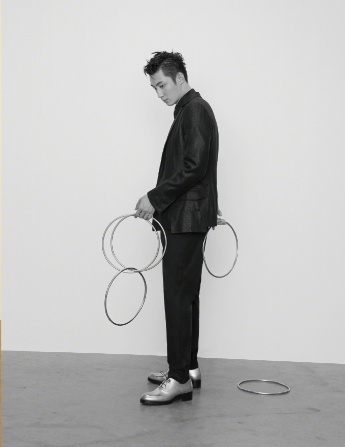 高清辽宁省丹东市男明显黄景瑜时尚杂志写真帅气图片图片