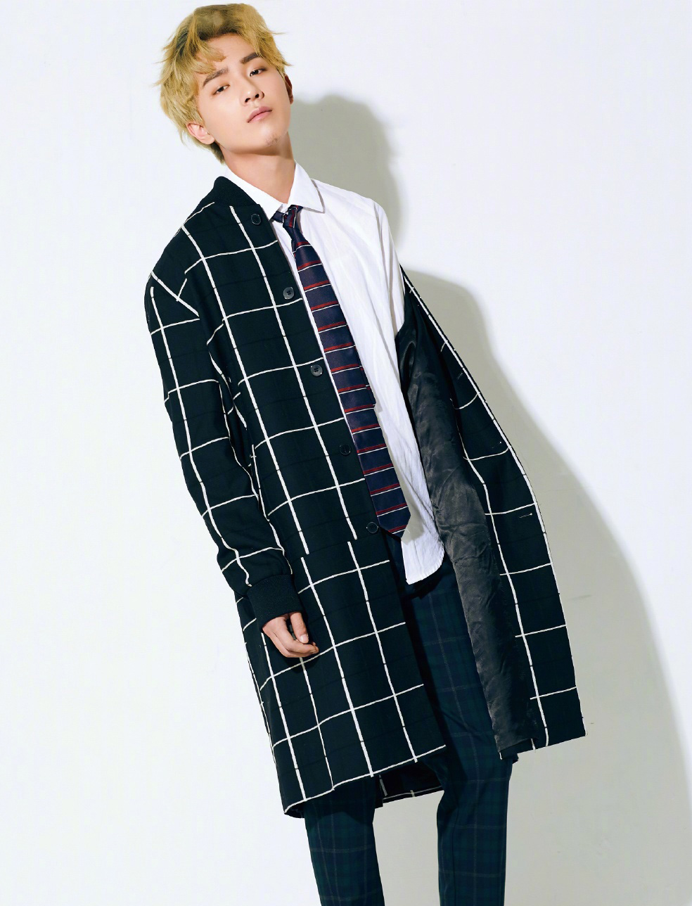 大陆内地男演员李宏毅帅气不羁时尚写真图片图片