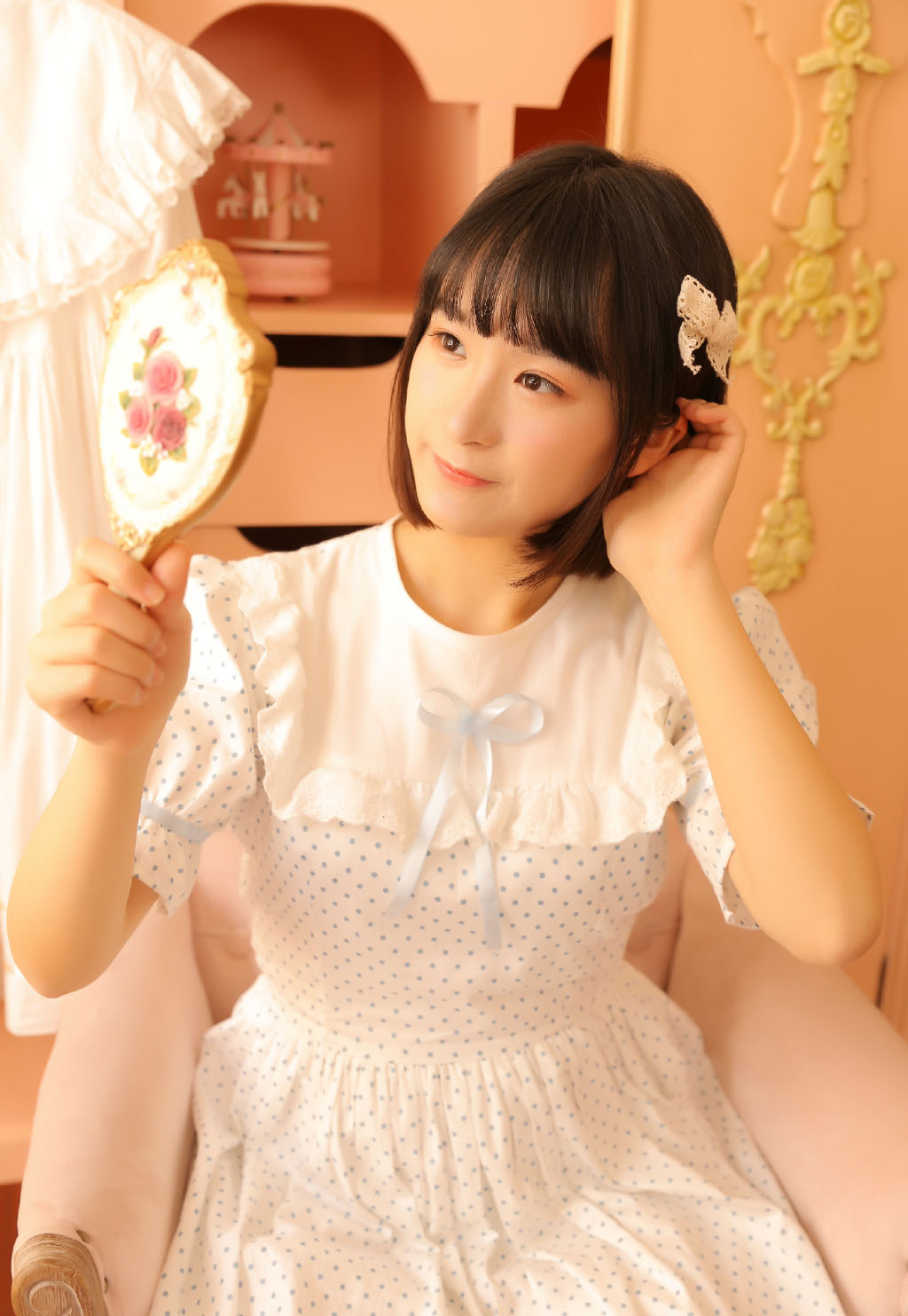 中国内地女演员、歌手、主持人杨采钰深V性感红色长裙写真高清图片图片