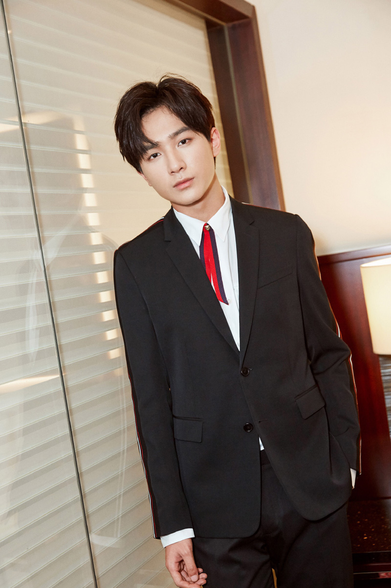 大陆内地男演员李宏毅帅气不羁时尚写真图片图片