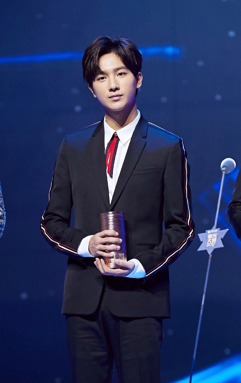 大陆内地男演员李宏毅帅气不羁时尚写真图片图片