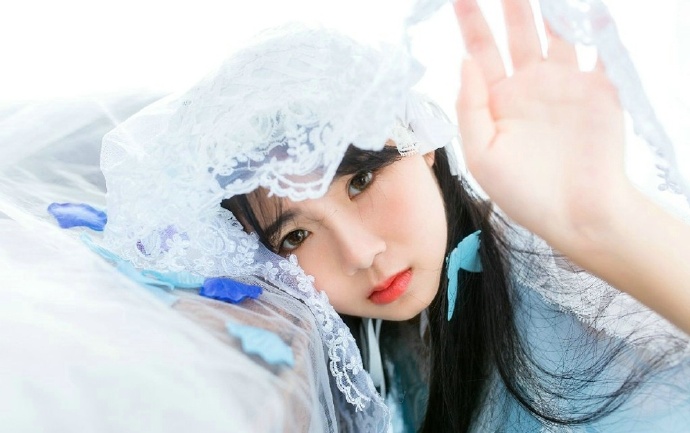 高清中国内地新疆伊犁影视女演员佟丽娅微博电影之夜性感写真图片图片