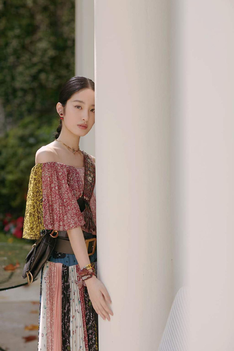 中国内地女演员、歌手、主持人杨采钰深V性感红色长裙写真高清图片图片