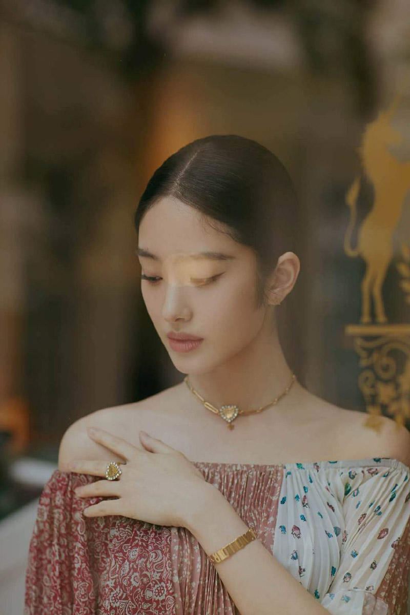 中国内地女演员、歌手、主持人杨采钰蕾丝透视裙性感写真图片图片