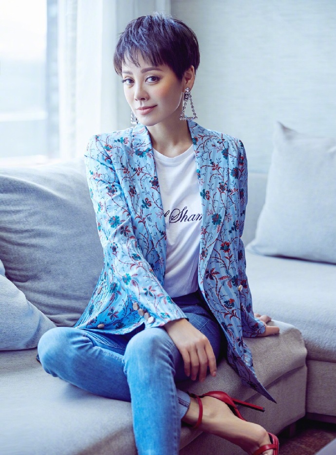 高清中国内地贵州省贵阳女演员可爱呆萌花季少女游乐场清新阳光宁静写真图片图片