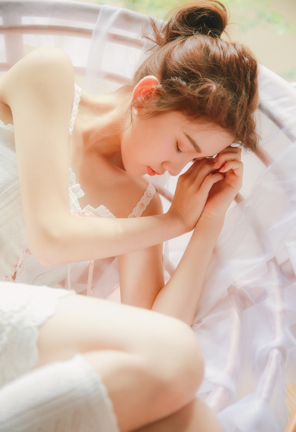 极品美女吊带短裤白丝袜诱惑写真图片